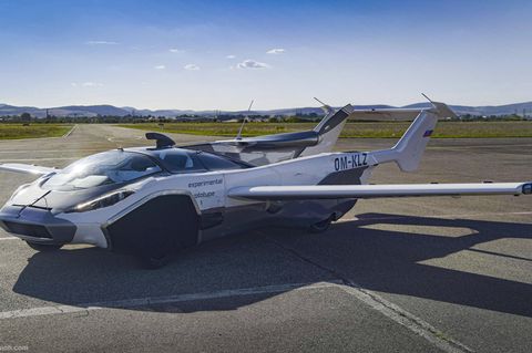 Das Aircar auf der Startbahn eines Flughafens.