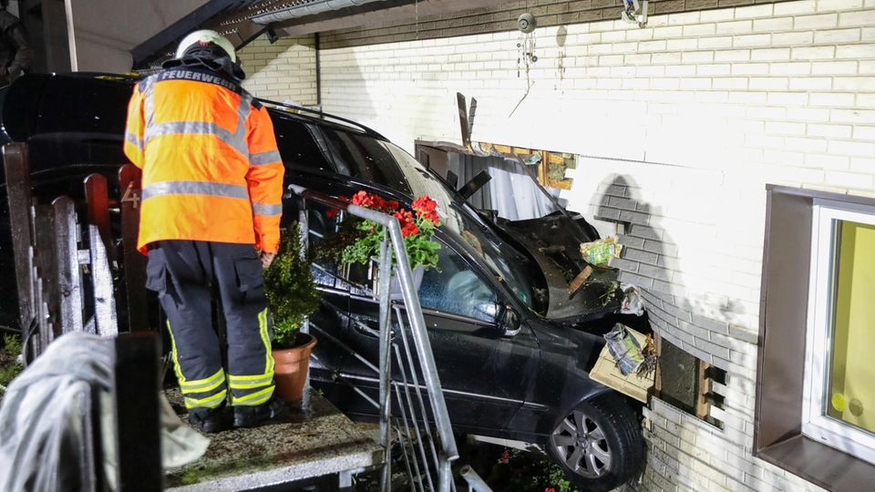 Auto steckt in Hauswand Auto steckt in Hauswand