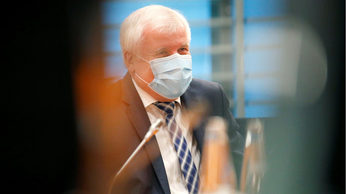 Horst Seehofer sitzt mit einer Maske im Sitzungssaal