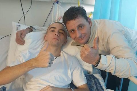 Nick Myhill mit seinem Stiefvater Matthew Price nach dem Wal-Unfall