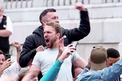 England: Fußballfans feiern den Einzug ihrer Mannschaft ins EM-Viertelfinale euphorisch.