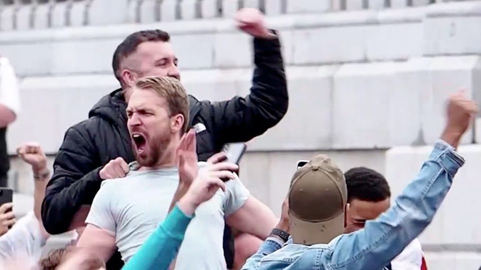 England: Fußballfans feiern den Einzug ihrer Mannschaft ins EM-Viertelfinale euphorisch.