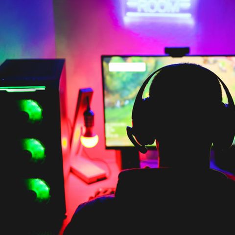 Eine Person vor einem Gaming-Computer