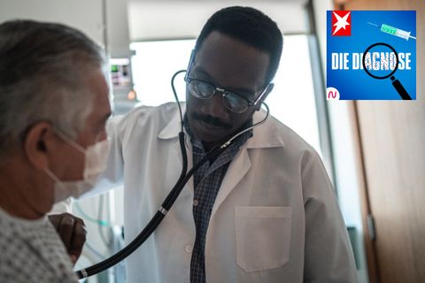 Ein Arzt untersucht einen älteren Mann mit Stethoskop