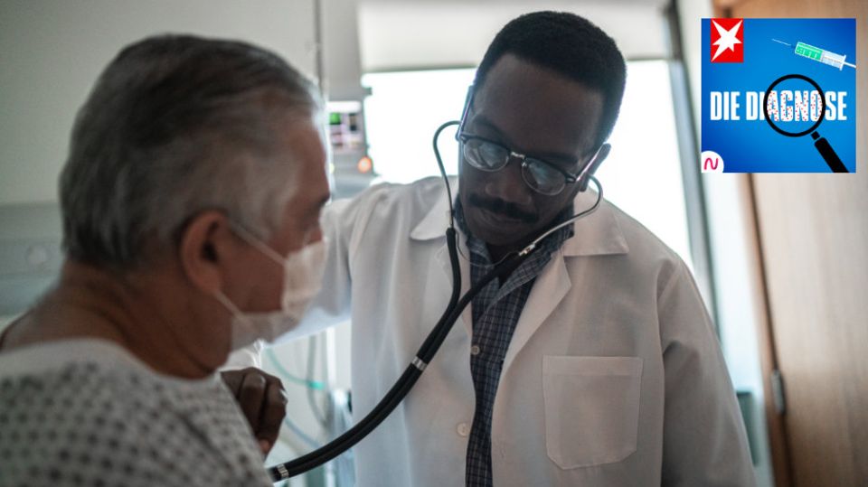 Ein Arzt untersucht einen älteren Mann mit Stethoskop