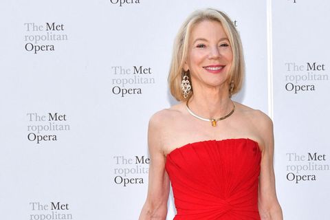 Amy Gutmann in einem roten Abendkleid