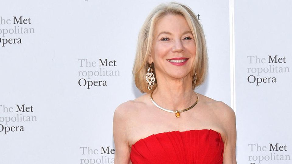 Amy Gutmann in einem roten Abendkleid