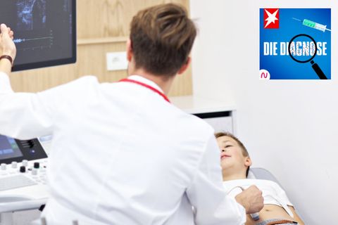 Ein Arzt macht einen Ultraschall im Bauchbereich eines Jungen
