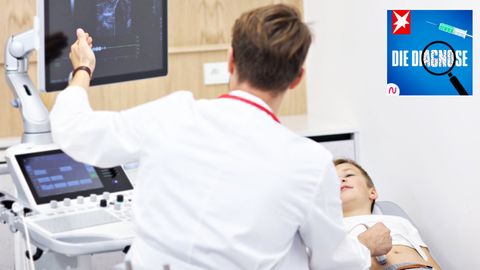 Ein Arzt macht einen Ultraschall im Bauchbereich eines Jungen
