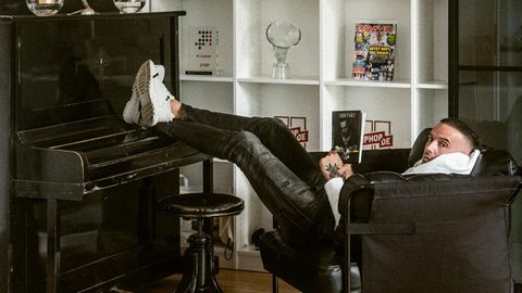 Zu Hause am Klavier: Raphael Ragucci 2021 in seiner Berliner Wohnung