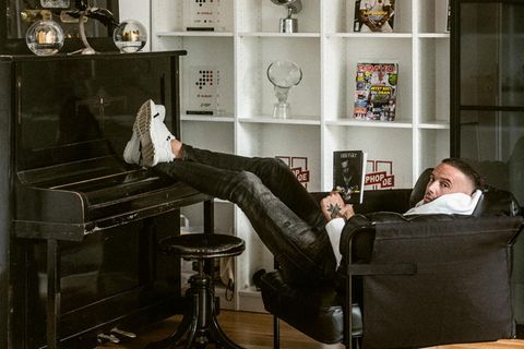 Zu Hause am Klavier: Raphael Ragucci 2021 in seiner Berliner Wohnung