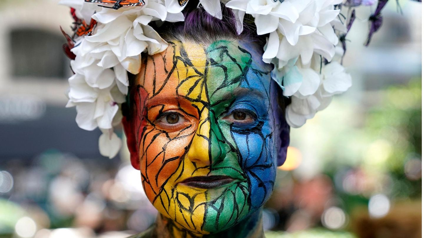 Eine Teilnehmerin einer Queer-Parade Marsches in New York 