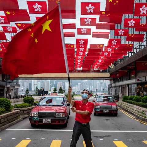 Mann schwenkt China-Flagge