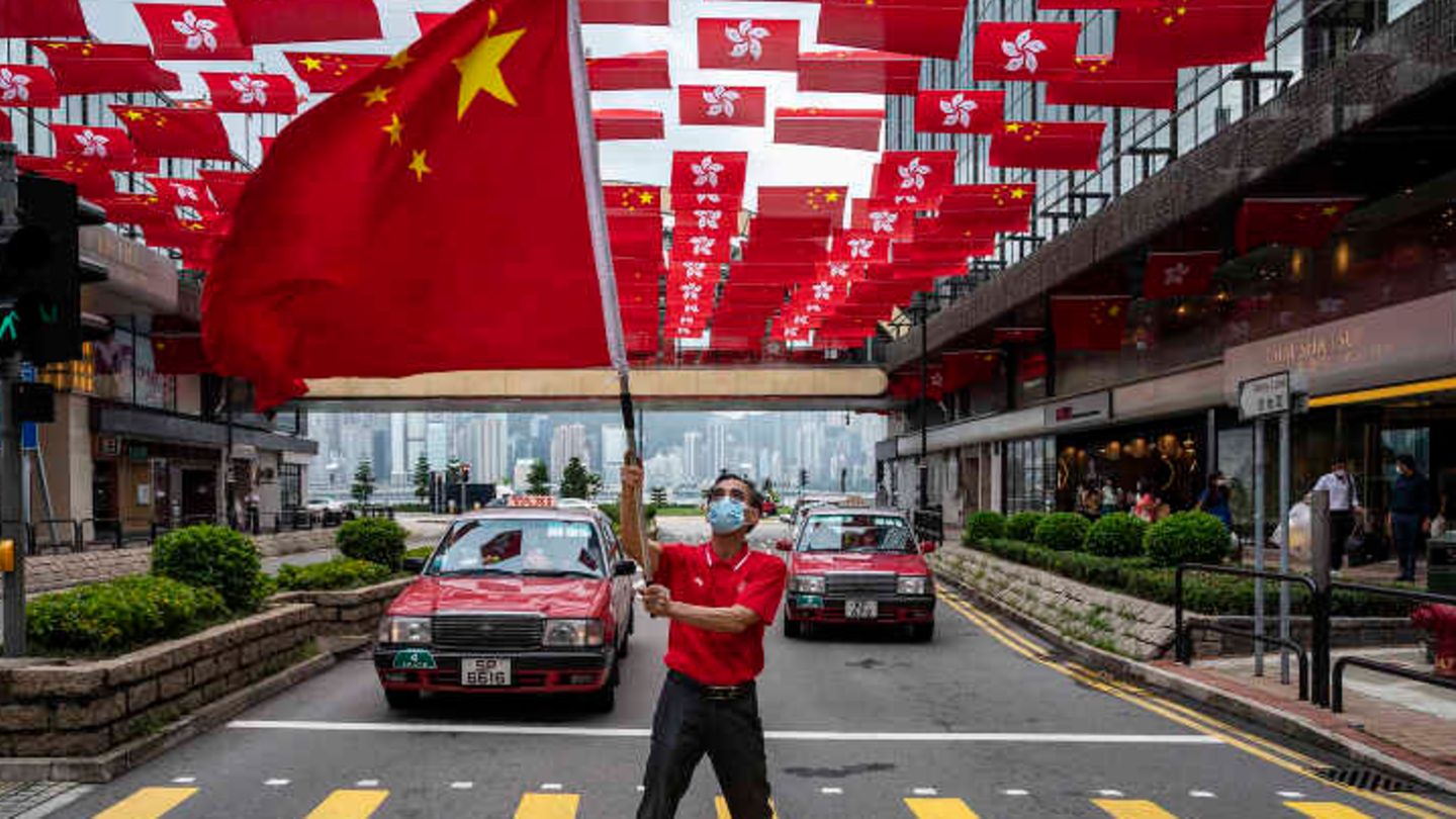 Mann schwenkt China-Flagge