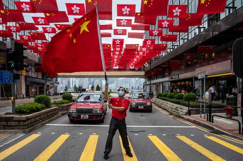 Mann schwenkt China-Flagge