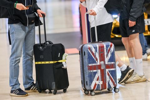 Reisende am Flughafen