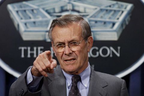 Donald Rumsfeld zeigt mit dem Finger in die Kamera