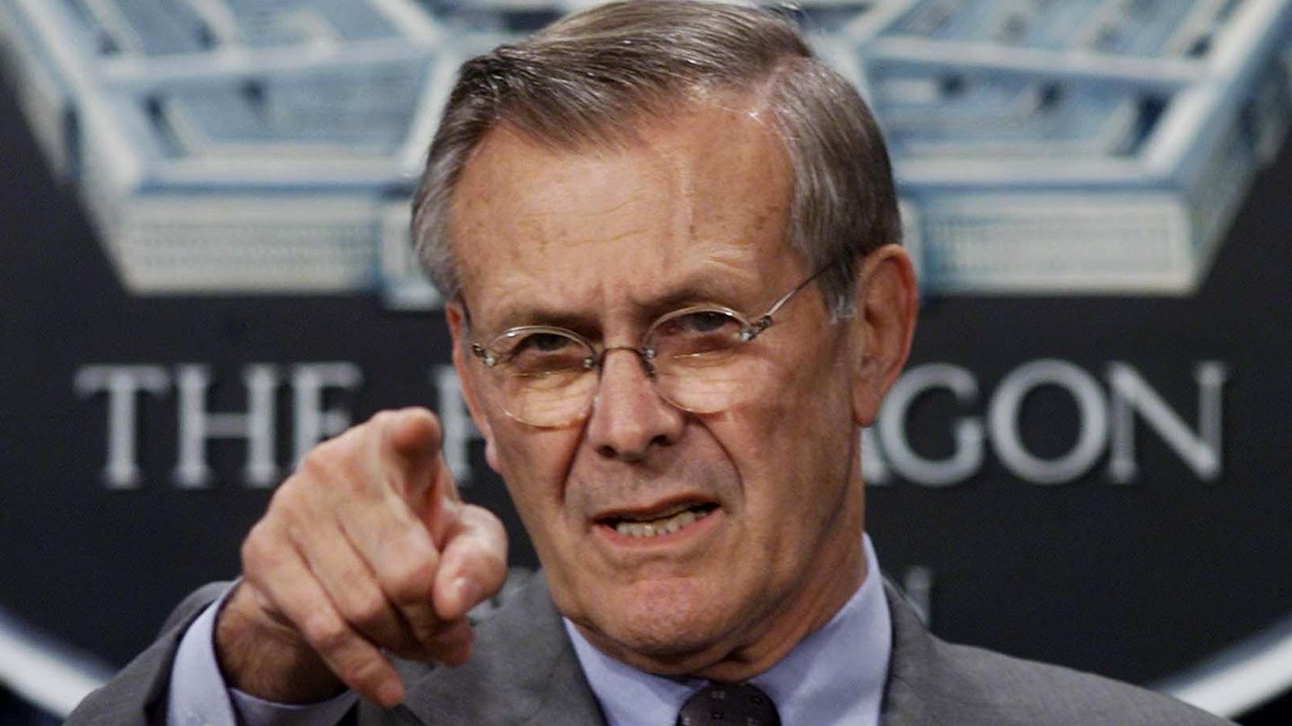 Donald Rumsfeld zeigt mit dem Finger in die Kamera