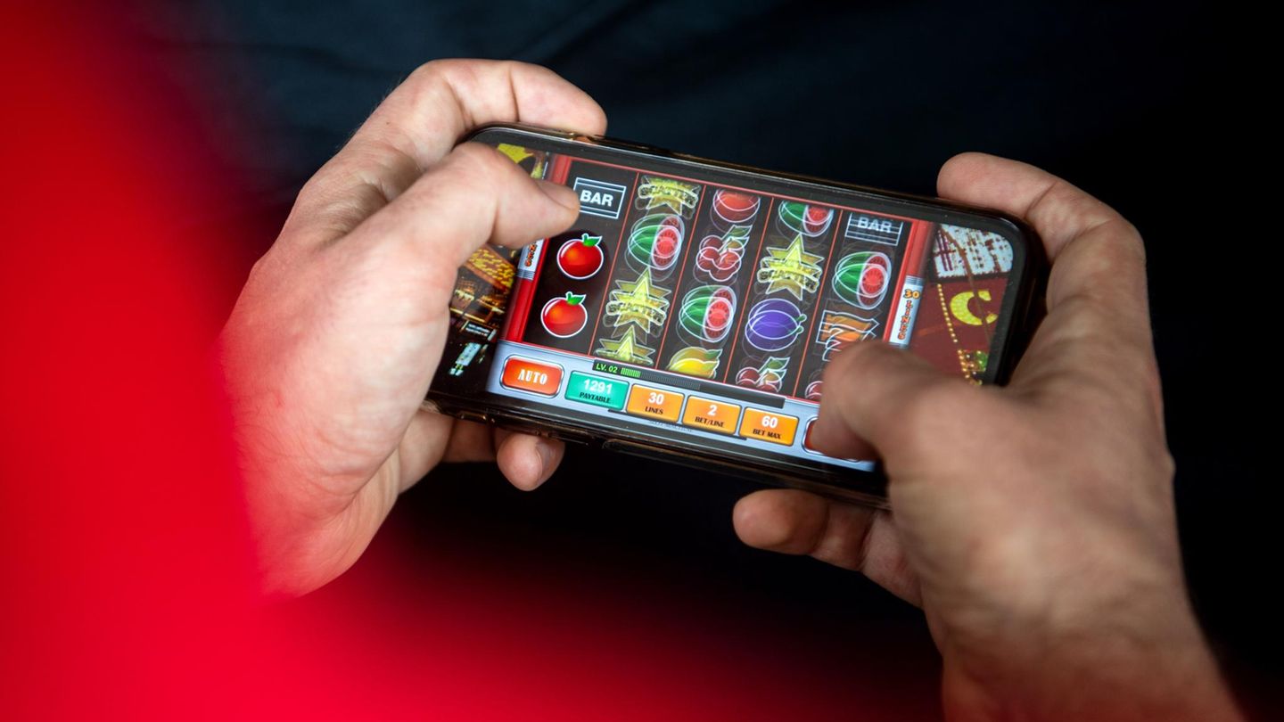 Mit dem neuen Glücksspielstaatsvertrag, der am 1. Juli 2021 in Kraft tritt, werden bisher verbotene virtuelle Automatenspiele im Internet sowie Online-Casinos mit Poker oder Roulette erlaubt