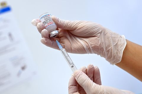 Impfung Coronavirus: Eine Spritze wird aufgezogen