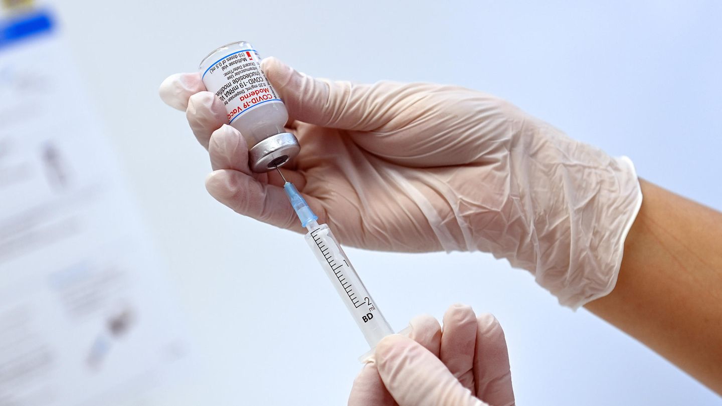 Impfung Coronavirus: Eine Spritze wird aufgezogen