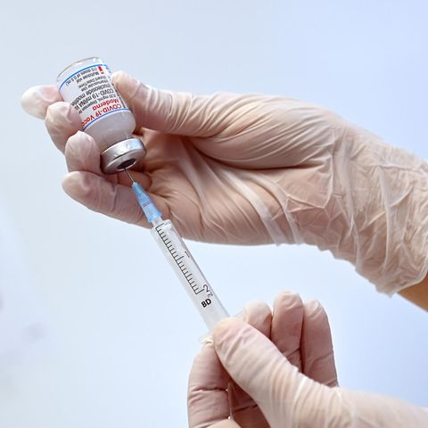 Impfung Coronavirus: Eine Spritze wird aufgezogen