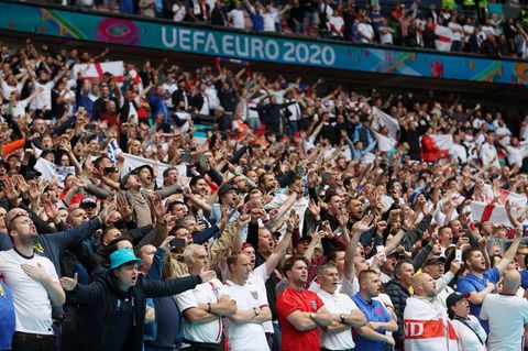 England-Fans beim Spiel gegen Deutschland im Wembley-Stadion am Dienstag