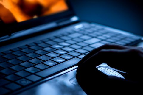 Die Tastatur eines Laptops in einer dunklen Umgebung