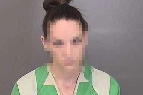 Die verurteilte Frau in Gefängniskleidung