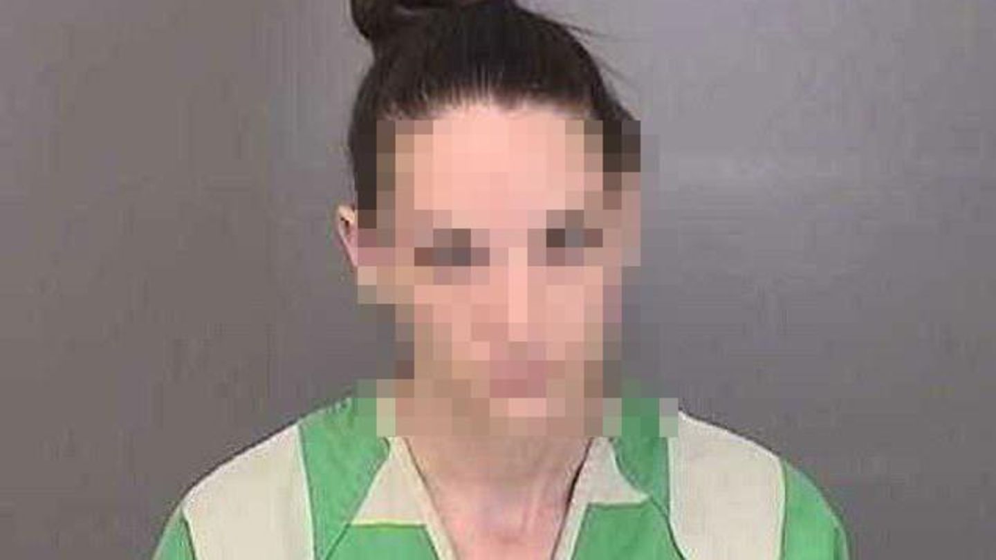 Die verurteilte Frau in Gefängniskleidung
