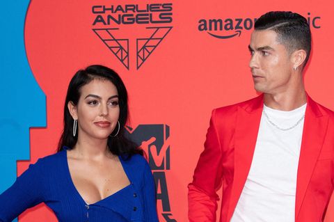 Freundin Georgina Rodríguez steht neben Cristiano Ronaldo