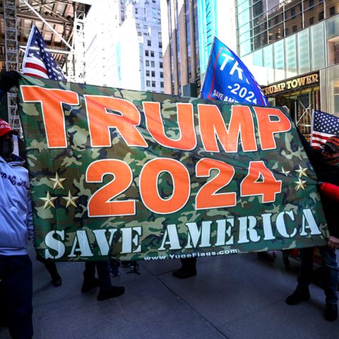 Trump-Anhänger fordern am Trump Tower in New York City eine Kandidatur des Ex-Präsidenten im Jahr 2024