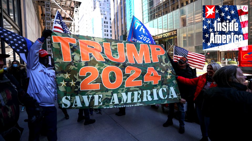Trump-Anhänger fordern am Trump Tower in New York City eine Kandidatur des Ex-Präsidenten im Jahr 2024