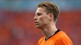 LÄNGER UND NATÜRLICHER: Der Niederländer Frenkie de Jong hat auch etwas mehr auf dem Kopf, gelt es sich aber im Mittelscheitel etwas nach hinten. "Das ist auch ein Trend, den wir kommen sehen, diese Mittelscheitelform", sagt der Art Director. Das werde besonders bei glatten Haaren häufiger gemacht.
