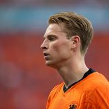 LÄNGER UND NATÜRLICHER: Der Niederländer Frenkie de Jong hat auch etwas mehr auf dem Kopf, gelt es sich aber im Mittelscheitel etwas nach hinten. "Das ist auch ein Trend, den wir kommen sehen, diese Mittelscheitelform", sagt der Art Director. Das werde besonders bei glatten Haaren häufiger gemacht.