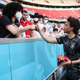 LÄNGER UND NATÜRLICHER: Flügelstürmer Leroy Sané sticht für Weinitschke aus der deutschen Mannschaft hervor, weil er seine Haare sehr lang trägt. Diese Frisur mit den Naturlocken liege im Trend. Zumindest bei diesem Fan, den Sané hier begrüßt.