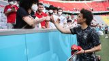 LÄNGER UND NATÜRLICHER: Flügelstürmer Leroy Sané sticht für Weinitschke aus der deutschen Mannschaft hervor, weil er seine Haare sehr lang trägt. Diese Frisur mit den Naturlocken liege im Trend. Zumindest bei diesem Fan, den Sané hier begrüßt.
