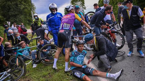 Tour e France: Verletzte Fahrer sitzen nach einem Massensturz auf dem Boden