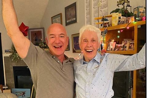 Dieses Bild zeigt den Moment, in dem Jeff Bezos (l) Wally Funk (r) verkündet, dass sie mit ins Weltall fliegen wird