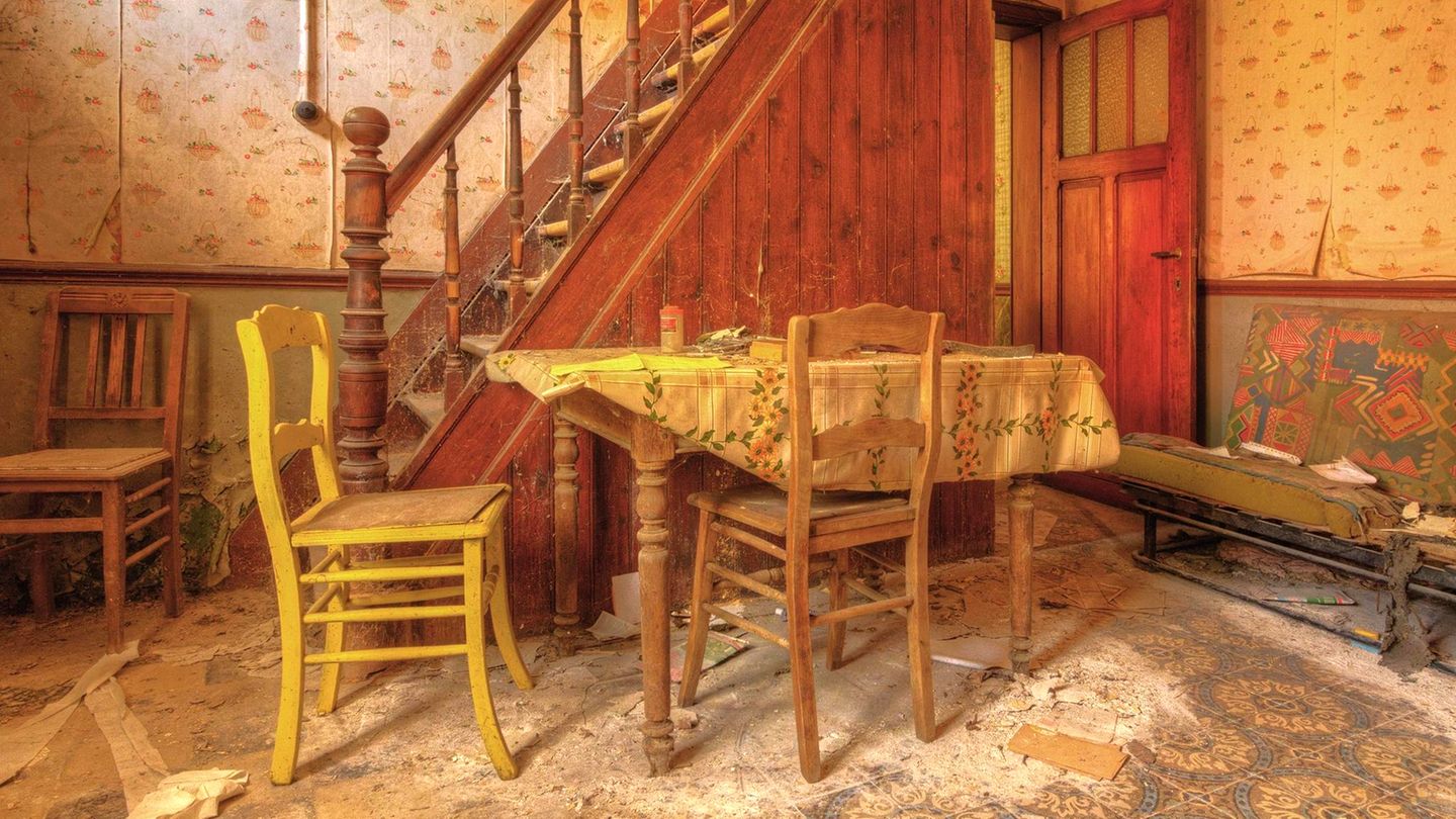 In diesem Bauernhaus in Belgien hat schon jahrelang niemand mehr am Tisch gesessen