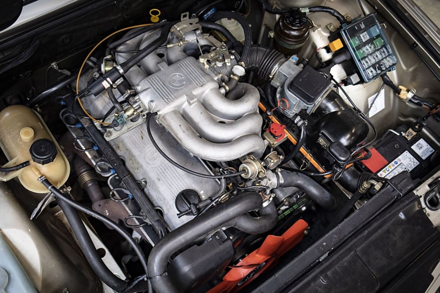 Der BMW 525e leistet 92 kW / 125 PS