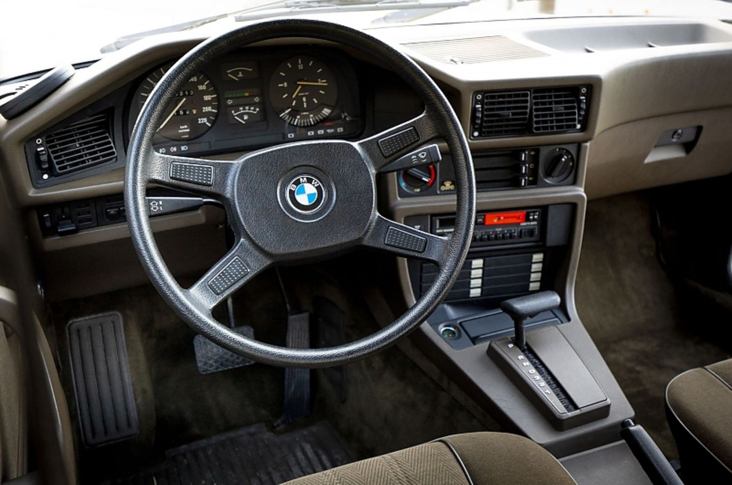 1980er-Cockpit mit Kassettenradio