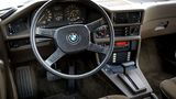 1980er-Cockpit mit Kassettenradio
