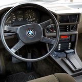 1980er-Cockpit mit Kassettenradio