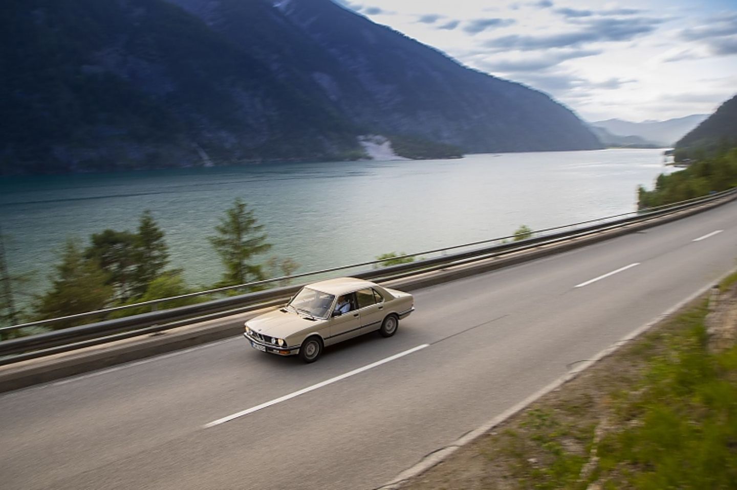 Im BMW 525e fährt man nicht, man gleitet
