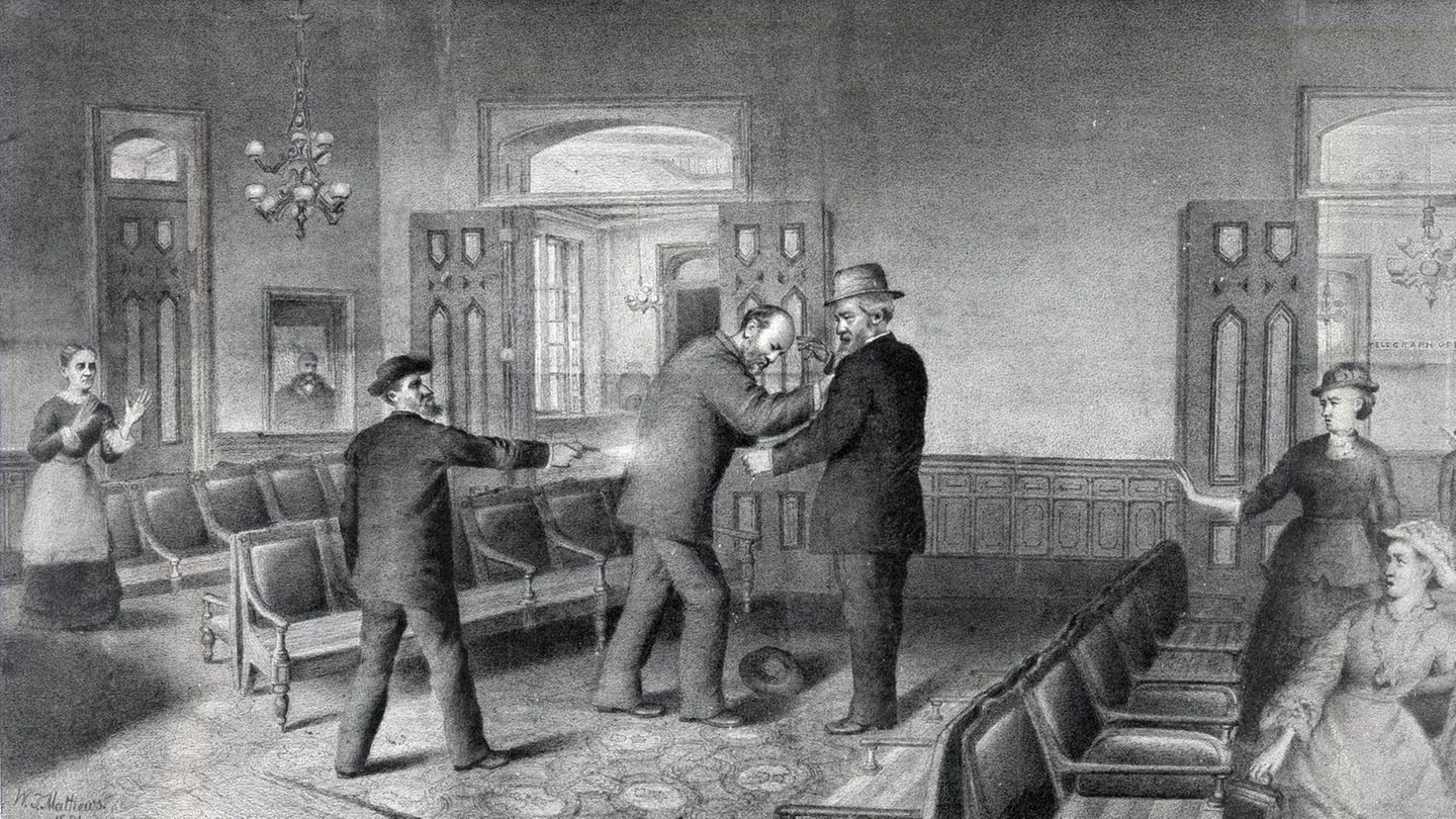 Bilder der Weltgeschichte: 2. Juli 1881: Attentat auf US-Präsident James Garfield Er war gerade einmal vier Monate der 20. Präsident der Vereinigten Staaten, als James A. Garfield von dem Geisteskranken Charles Julius Guiteau, einem abgelehnten Bewerber um ein öffentliches Amt, erschossen wird. Garfield ist zu diesem Zeitpunkt gerade am Bahnhof von Washington DC und auf dem Weg zu einem Urlaub in New England. Der erste Schuss streift nur seinen Arm, doch die zweite Kugel durchbohrt seinen Rücken und blieb hinter seiner Bauchspeicheldrüse stecken. Am 19. September 1881 stirbt Garfield an den Folgen einer Blutvergiftung und am 30. Juni 1882 wird Guiteau gehängt. Garfield ist der zweite US-Präsident nach Abraham Lincoln, der an den Folgen eines Attentats stirbt. 2. Juli 1881: Attentat auf US-Präsident James Garfield Er war gerade einmal vier Monate der 20. Präsident der Vereinigten Staaten, als James A. Garfield von dem Geisteskranken Charles Julius Guiteau, einem abgelehnten Bewerber um ein öffentliches Amt, erschossen wird. Garfield ist zu diesem Zeitpunkt gerade am Bahnhof von Washington DC und auf dem Weg zu einem Urlaub in New England. Der erste Schuss streift nur seinen Arm, doch die zweite Kugel durchbohrt seinen Rücken und blieb hinter seiner Bauchspeicheldrüse stecken. Am 19. September 1881 stirbt Garfield an den Folgen einer Blutvergiftung und am 30. Juni 1882 wird Guiteau gehängt. Garfield ist der zweite US-Präsident nach Abraham Lincoln, der an den Folgen eines Attentats stirbt.