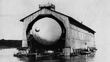 2. Juli 1900: Der erste "Zeppelin" hebt ab   Ferdinand Graf von Zeppelin will Ende des 19. Jahrhunderts Luftschiffe entwickeln und bauen. Bei der Umsetzung hauptsächlich auf sich allein gestellt, finanziert er sein Unternehmen selbst. 1899 beginnt die Montage des ersten Prototyps, der LZ 1, in einer schwimmenden Montagehalle auf dem Bodensee. Am 2. Juli hebt die LZ 1 das erste Mal ab, unter den Augen von rund 12.000 Zuschauer:innen. Nach 18 Minuten Flug muss der "Zeppelin" aber auf dem Wasser notlanden. Graf Zeppelins Gelder sind danach erschöpft und schließlich muss er seine Gesellschaft zum Baum von Luftschiffen auflösen. Fünf Jahre später kann Zeppelin mit neuen Geldern seine Idee weiterentwickeln. 