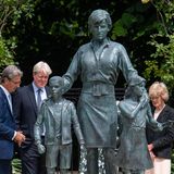 Auch Dianas Bruder Earl Spencer (Mitte) war zu der Zeremonie gekommen. Hier besichtig er die Statue zusammen mit seiner Schwester Lady Sarah McCorquodale und dem Bildhauer Ian Rank-Broadley.  Bei den Kindern, die Diana auf der Skulptur in ihren Armen hält, handelt es sich übrigens nicht um ihre Söhne. Insgesamt sind drei Kinder zu sehen. Es solle Diana wohl als Beschützerin für Kinder, Schwache und Bedürftige zeigen, sagte RTL Adelsexperte Michael Begasse. Der kleine Junge zu ihrer Rechten habe mit Sicherheit nicht zufällig afroamerikanische Wurzeln.