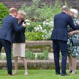 Die beiden Prinzen begrüßen vor Beginn der Zeremonie ihre Tanten Lady Sarah McCorquodale (l.) und Lady Jane Fellowes (r.), beide sind Schwestern der 1997 verstorbenen Prinzessin Diana.