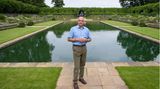Aufgestellt ist die Statue in dem Sunken Garden, dem nördlichen Bereich des Kensington Palasts. Die Gartenanlage wurde 1908 von König Edward VI. in Auftrag gegeben, Diana fühlte sich hier immer besonders wohl. An diesem Ort gaben auch Harry und Meghan ihre Verlobung bekannt.